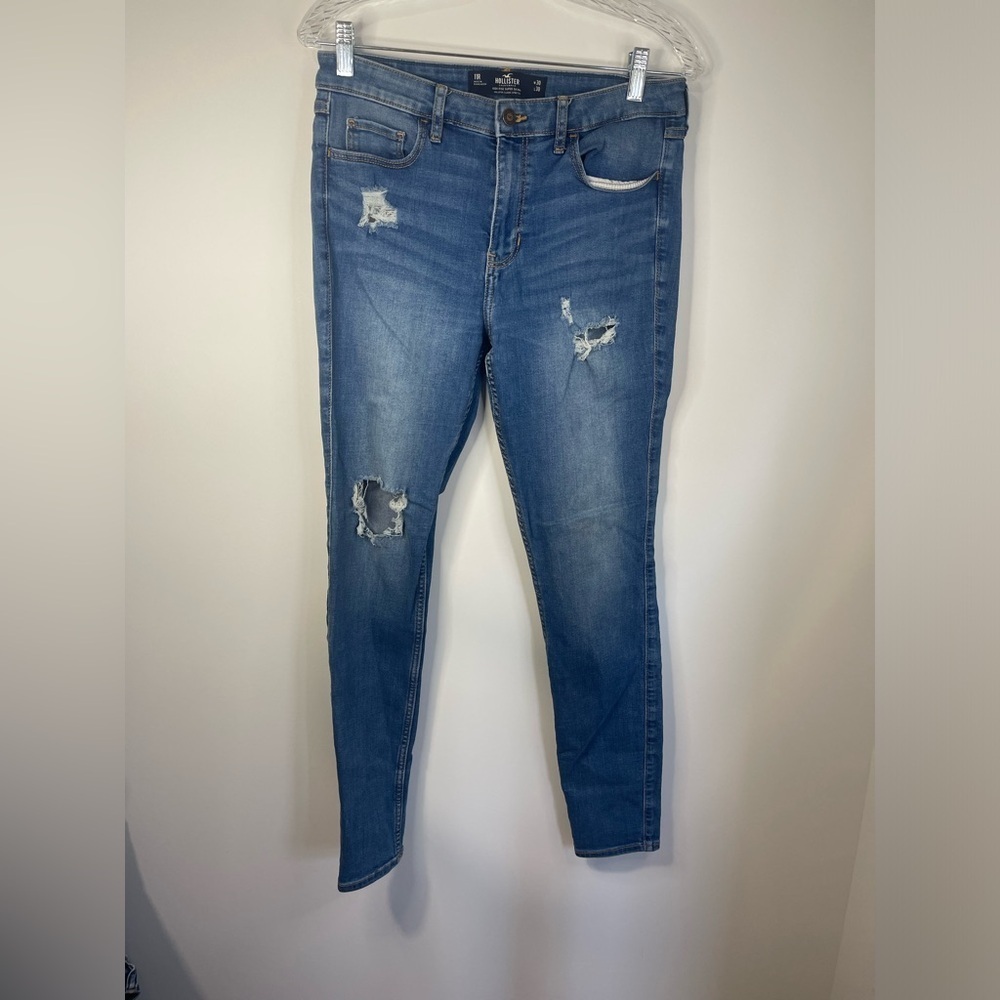 Hollister high rise super‎ skinny distressed jean.